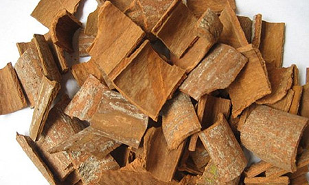 Square cut cassia — reddish colour, 20–25kg carton packing